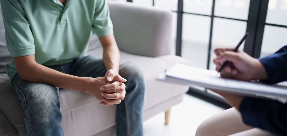 Due persone durante una sessione di counseling filosofico