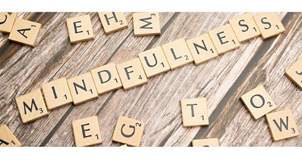 Tasselli di legno che formano la parola "mindfulness"